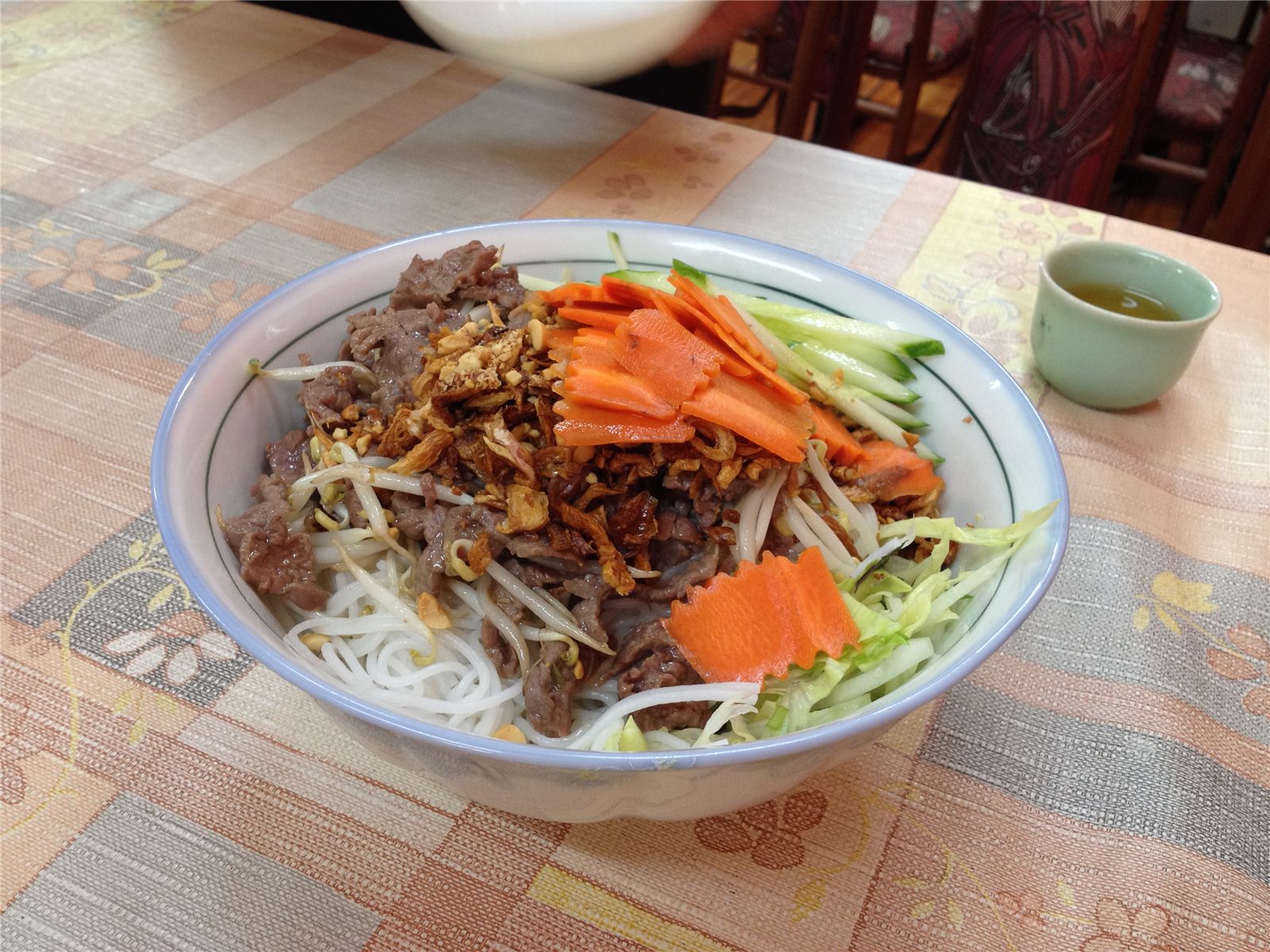 Bún bò Nam Bộ servírované ve vietnamském bistru