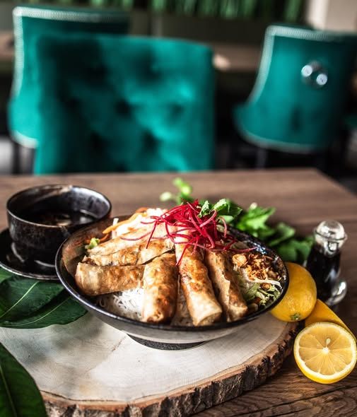 Bún chả giò: rice noodles with fried spring rolls
