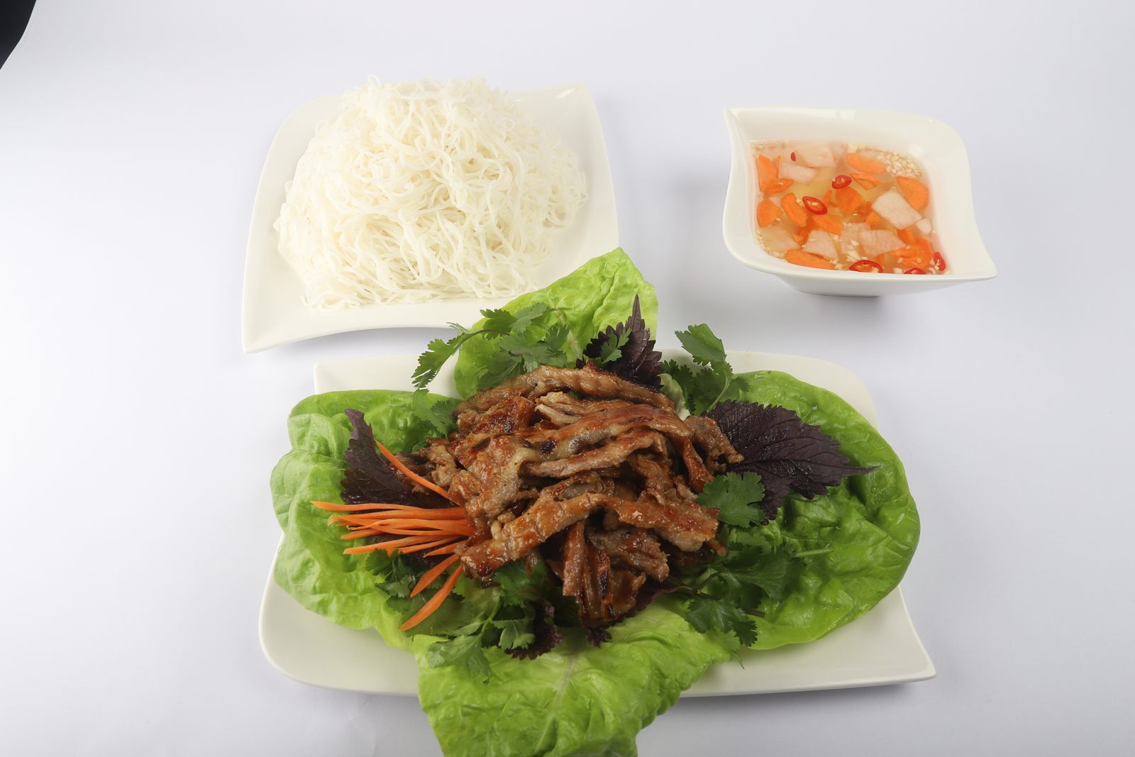 Bún chả s grilovaným masem, salátem a bylinkami