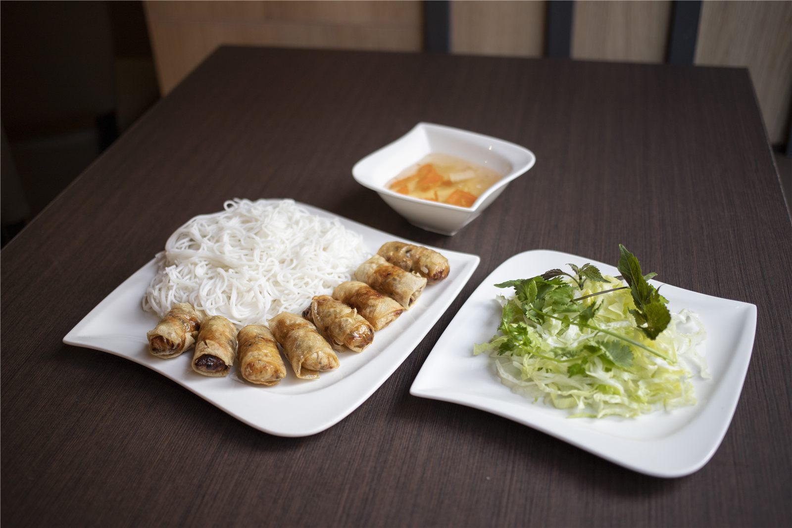 Bún nem: fried spring rolls with noodles and dipping sauce