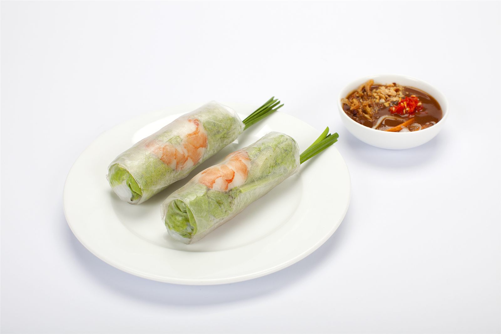 Gỏi cuốn bánh tráng ăn kèm nước chấm