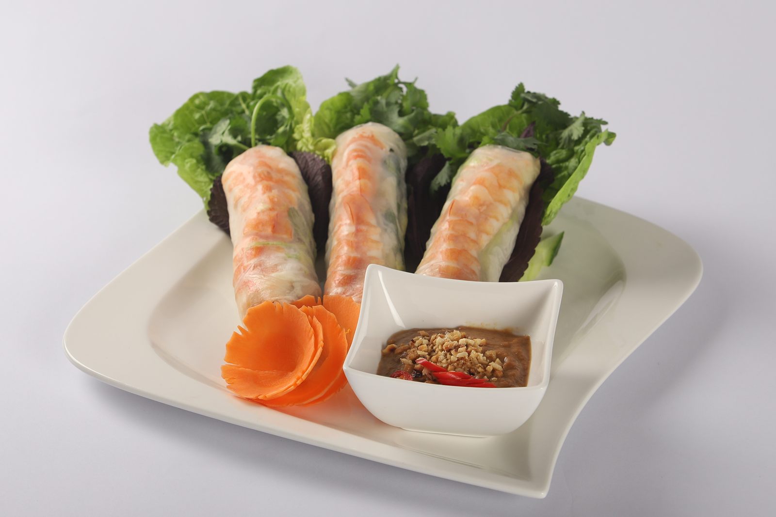 Gỏi cuốn tôm thịt với xà lách