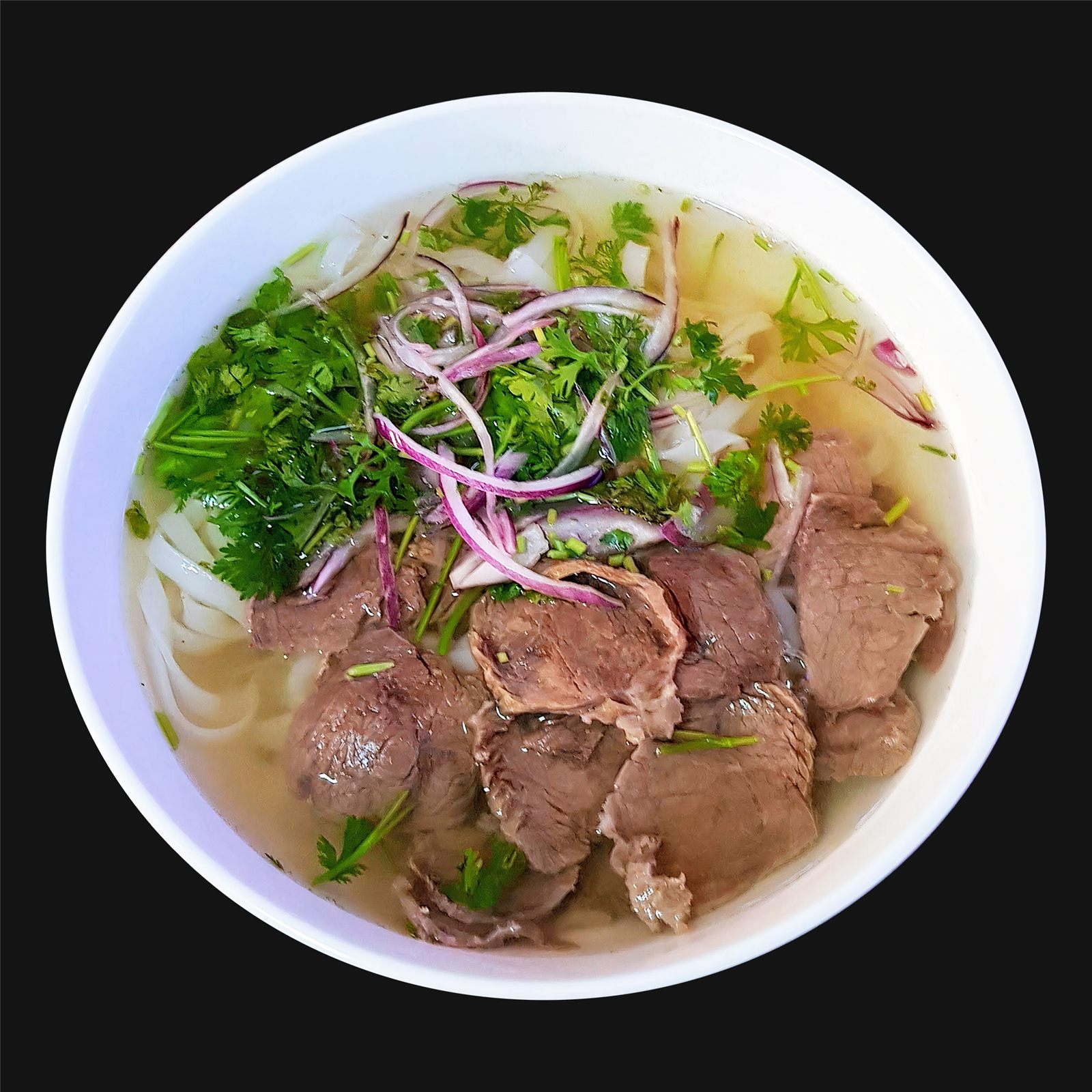Phở bò với bánh phở, thịt bò và rau thơm