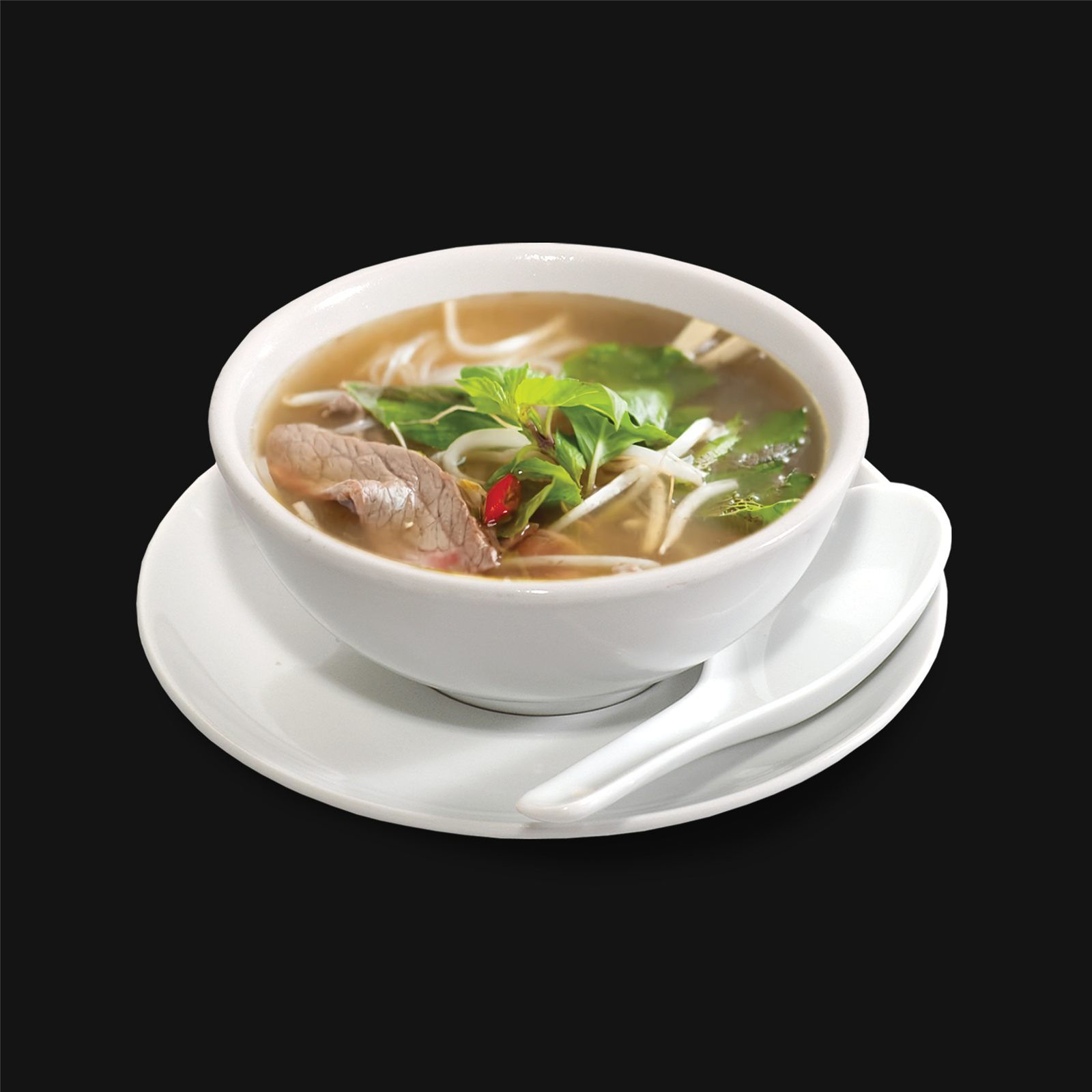 Bát phở bò hoàn thành với nước dùng trong