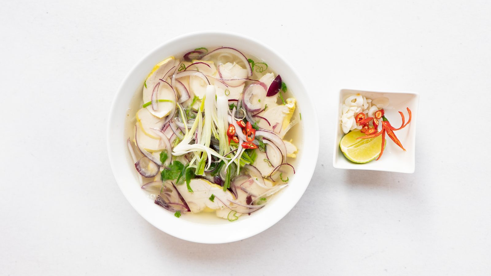 Phở gà, kuřecí polévka s nudlemi, limetkou a chilli